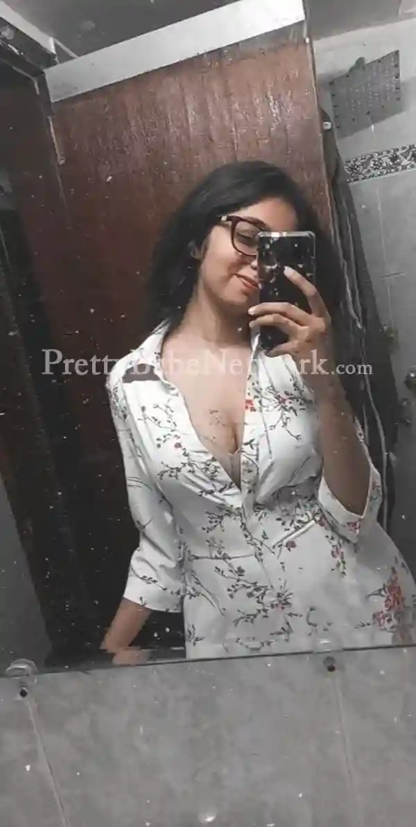 Deepali - Young College Girl Escort in Hyatt Regency Hotel Mumbai