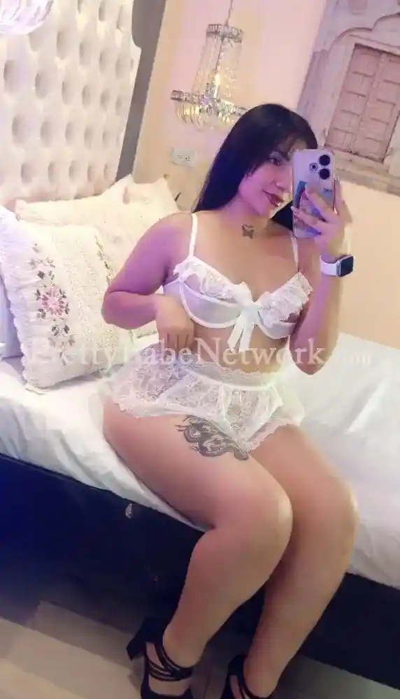 Hire High-Profile Call Girl Ragini for Escort Service in Hyatt Regency Hotel, Mumbai