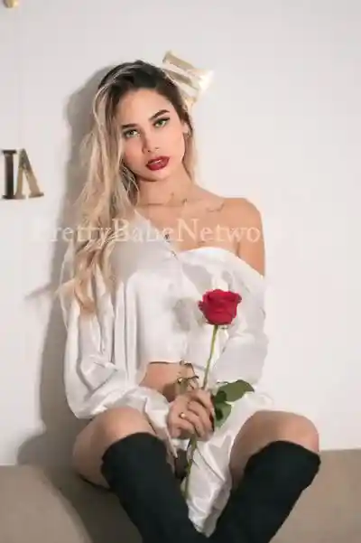 Sexy American Lingerie Model Dana For a Private Date