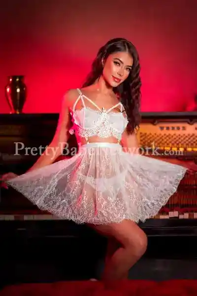 Hire an American Model Escort Eleanor in Navi Mumbai For Travel Companion and Parties