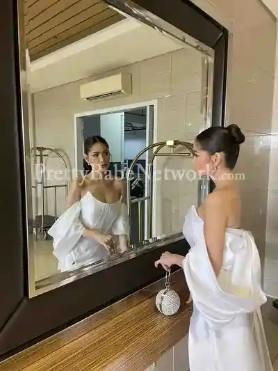 Independent Slim Japanese Escort Girl Hana For Delightful Romantic VIP Dates