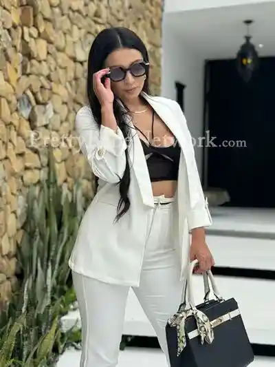 Meet VIP Escort Girl Malvika at Sun N Sand 5-star Hotel, Mumbai