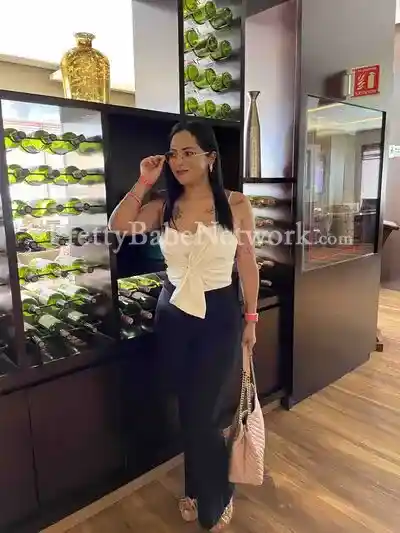 VIP Escort Girl Shreya For Companion, Date & Sex