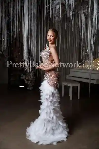 Slim Ukrainian Escort Girl Daryna For Short or Long Sex Meetups