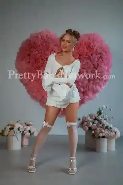 Slim Ukrainian Escort Girl Daryna For Short or Long Sex Meetups